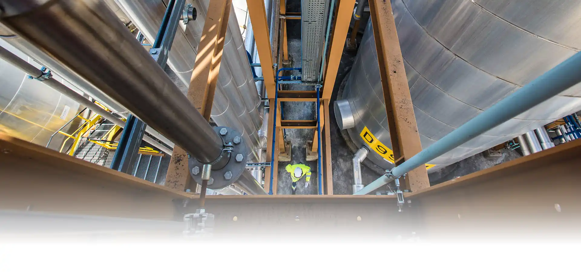 Tecnico in cantiere ripreso dall'alto